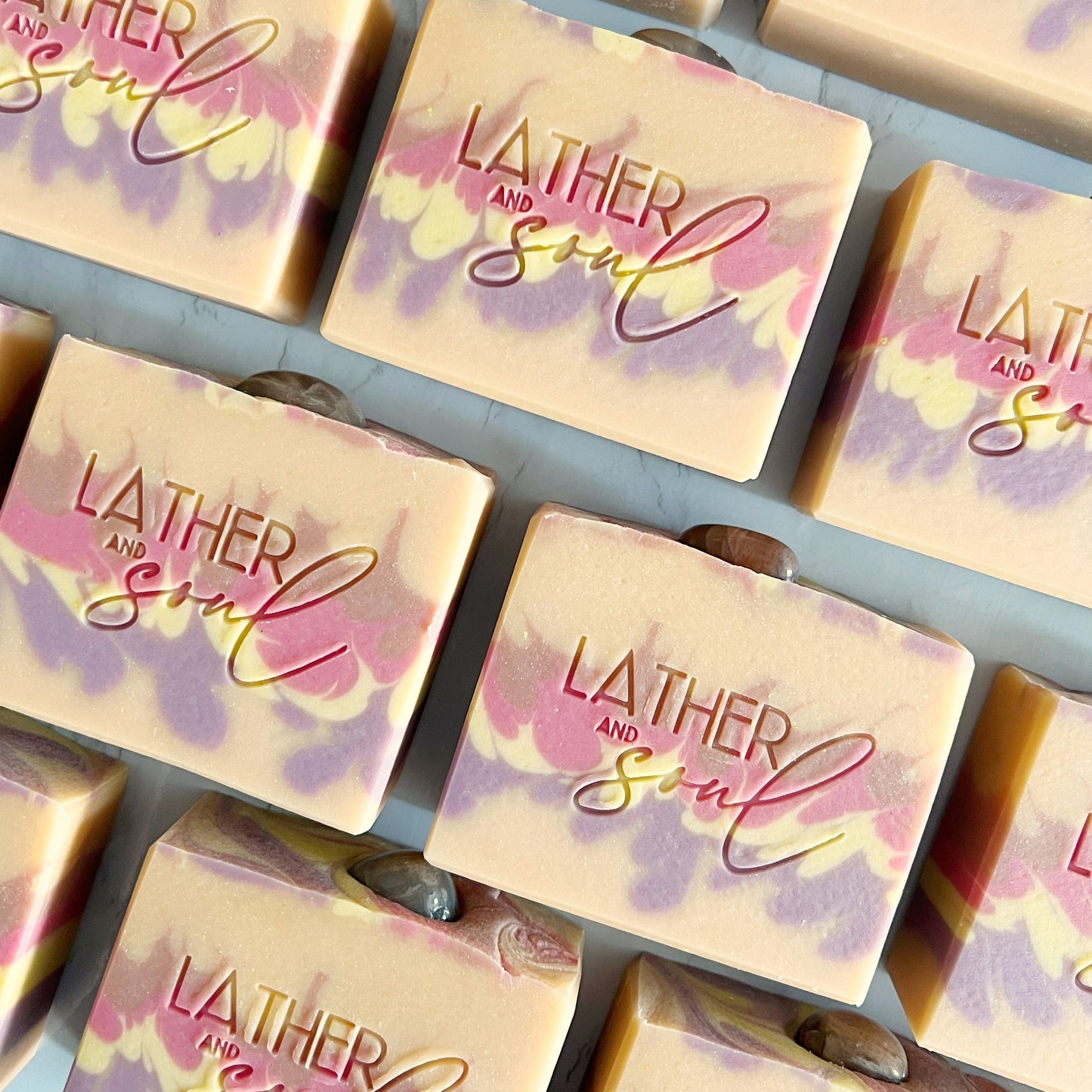 Jabón de cristal calmante Namaste | Piedra lunar de melocotón auténtica.