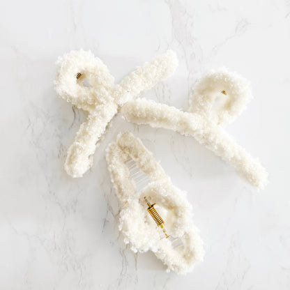 Fuzzy hair claw in winter white, perfect to use during your skincare routine